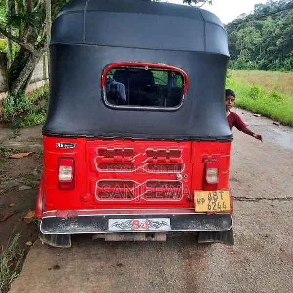 Bajaj RE 2019