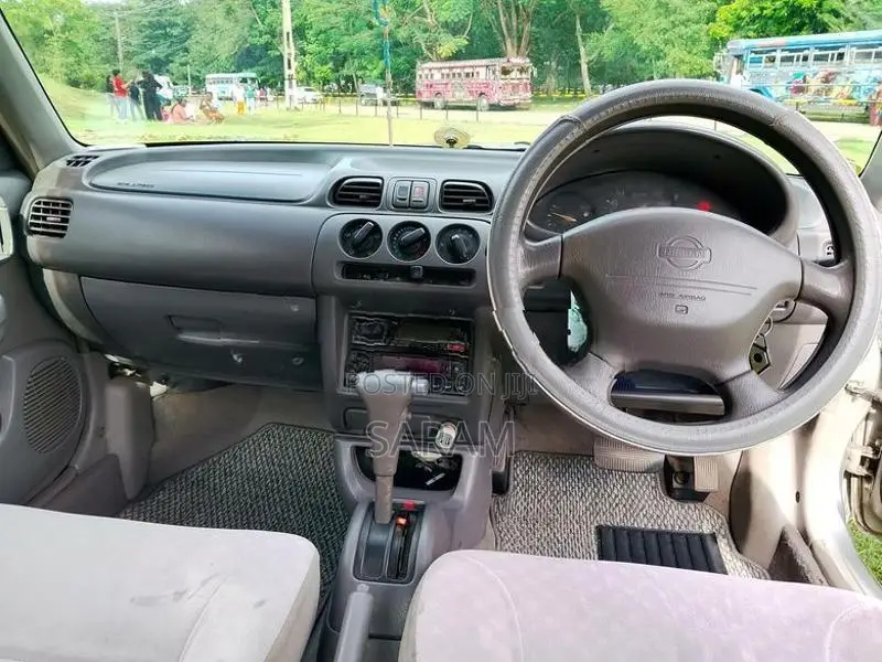 Nissan March 2002