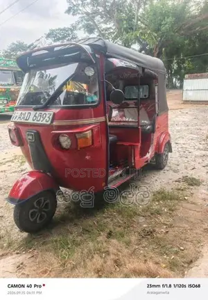 Bajaj RE 205 2012