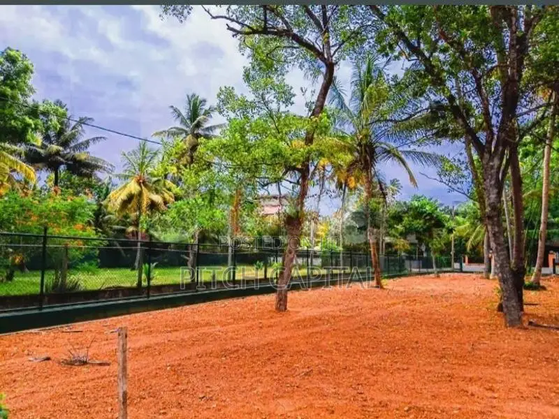 සoචාරක පුරවරයෙන් විකිණීමට බිම් කොටස් Midigama