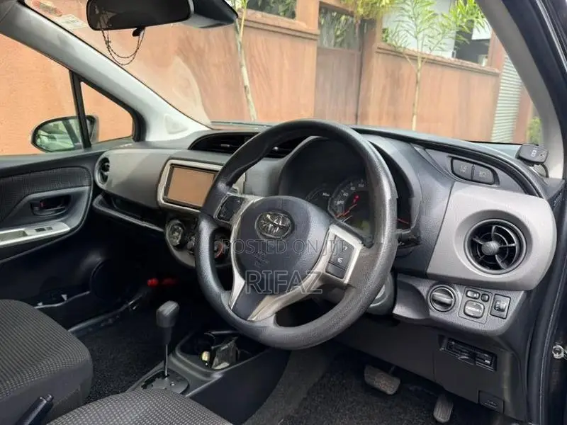Toyota Vitz 2015