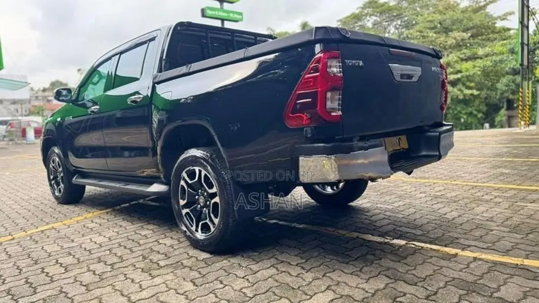 Toyota Hilux V grade 2025