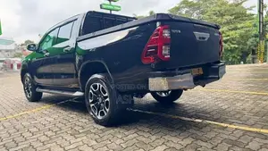 Toyota Hilux V grade 2025