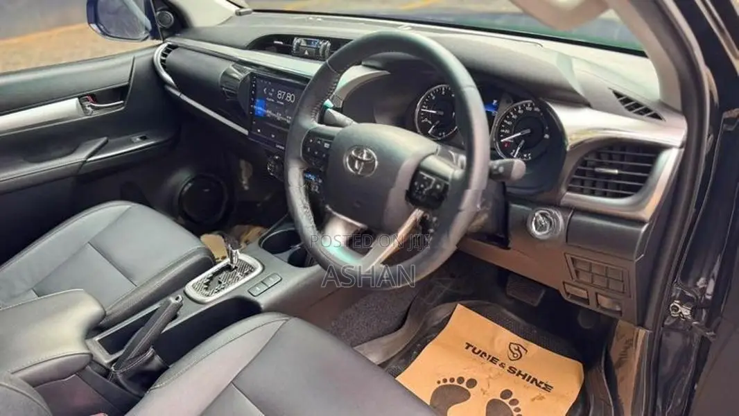 Toyota Hilux V grade 2025