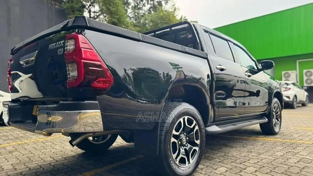 Toyota Hilux V grade 2025