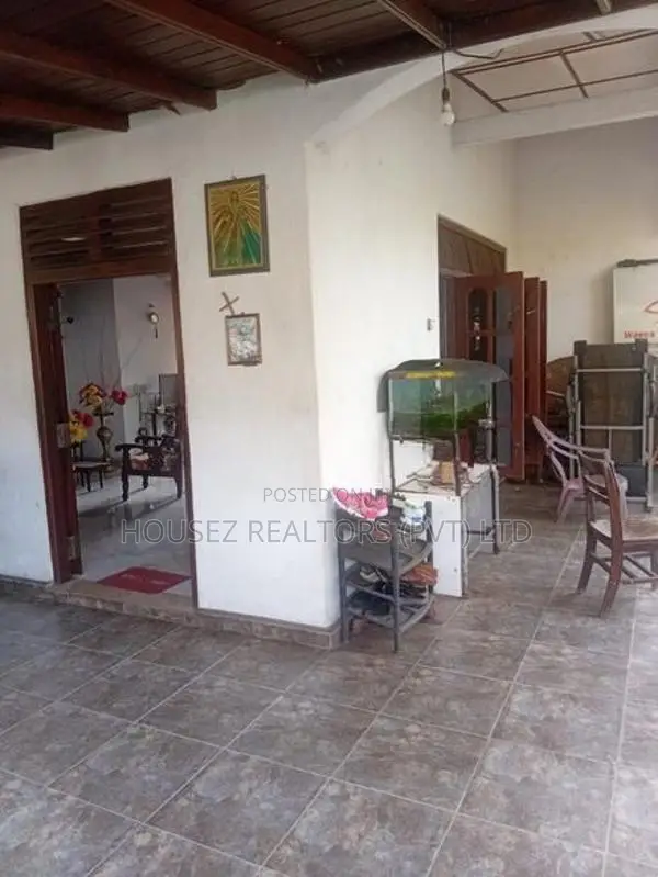 Spacious 6-Room House with 20 Perches for Sale in Kelaniya