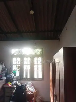 Spacious 6-Room House with 20 Perches for Sale in Kelaniya