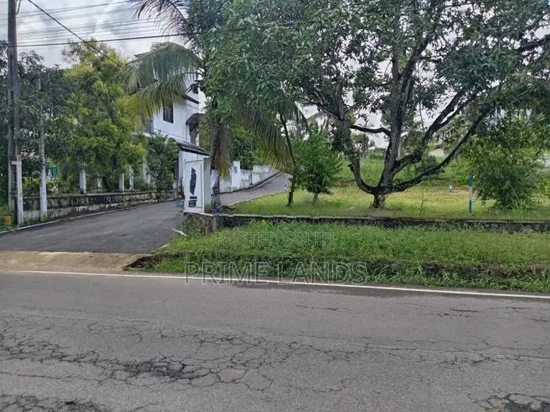ගාල්ල බද්දෙගම පුධාන පාරට මුහුණලා ඉඩම