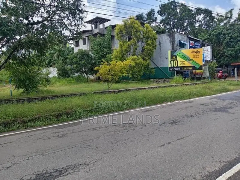 ගාල්ල බද්දෙගම පුධාන පාරට මුහුණලා ඉඩම