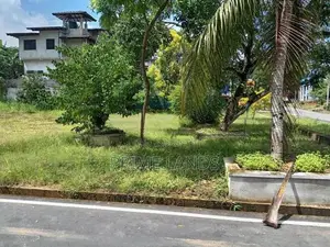 ගාල්ල බද්දෙගම පුධාන පාරට මුහුණලා ඉඩම