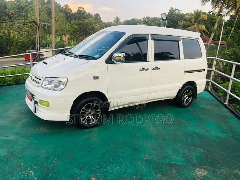 Toyota Noah 2006