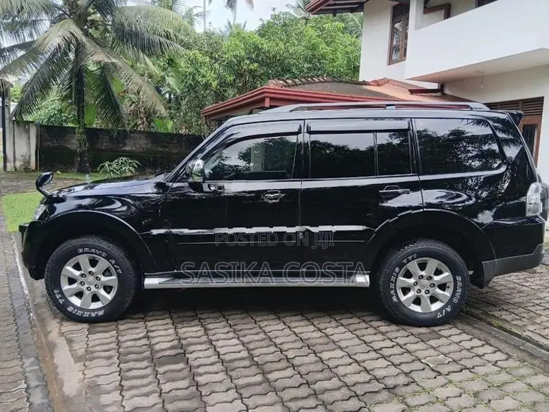 Mitsubishi Montero 2013
