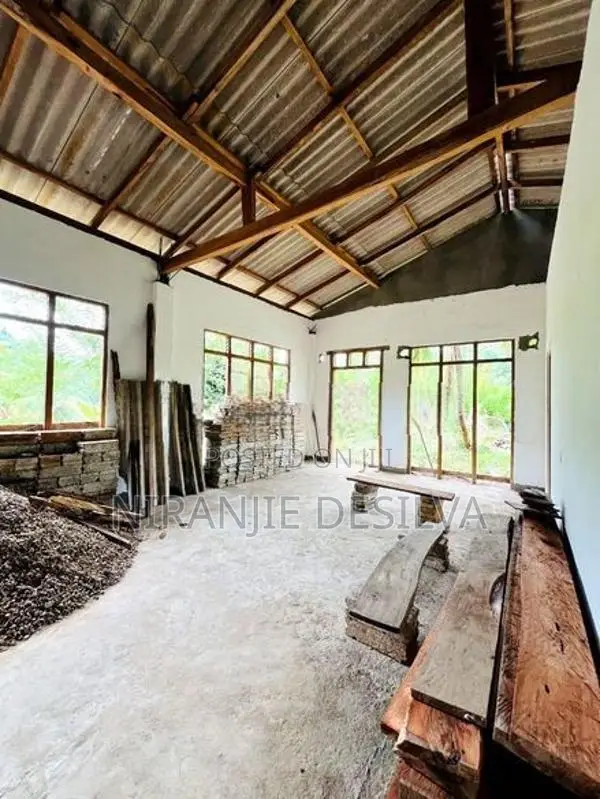අඩක් නිම කල නිවස සමග ඉඩම - බදුල්ල