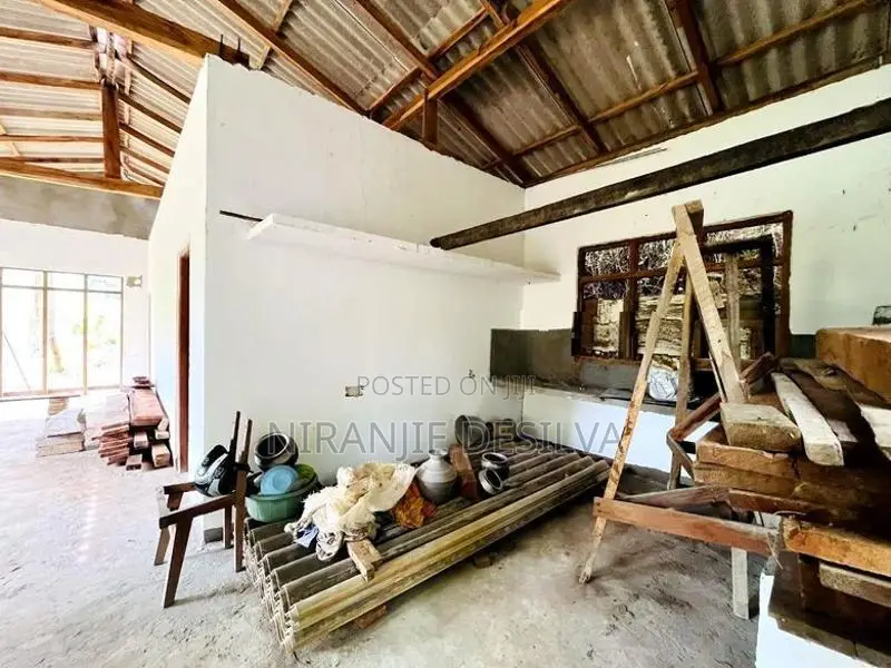 අඩක් නිම කල නිවස සමග ඉඩම - බදුල්ල