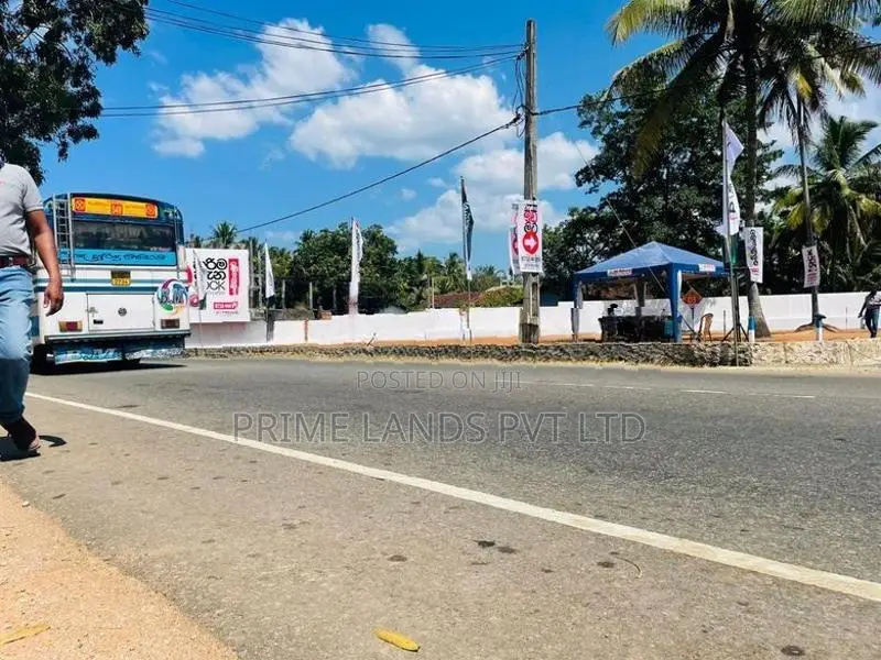ඉබ්බාගමුව කුරුණෑගල ප්‍රධාන පාරෙන් ඉඩමක් විකිණීමට