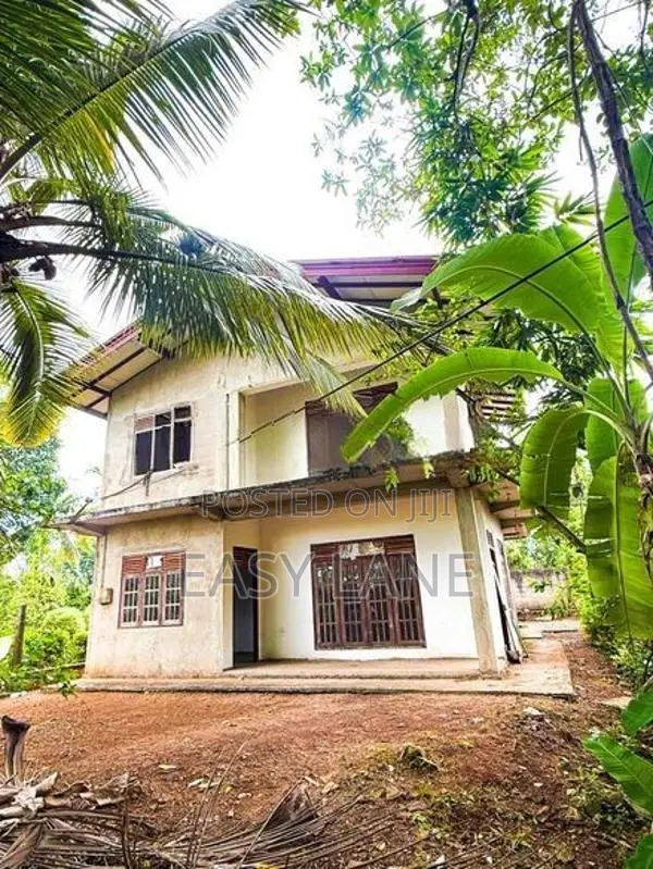 නිට්ටඹුවෙන් අඩක් නිමකළ දෙමහල් නිවසක්