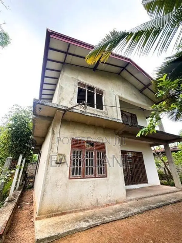නිට්ටඹුවෙන් අඩක් නිමකළ දෙමහල් නිවසක්