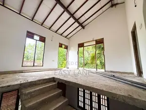 නිට්ටඹුවෙන් අඩක් නිමකළ දෙමහල් නිවසක්