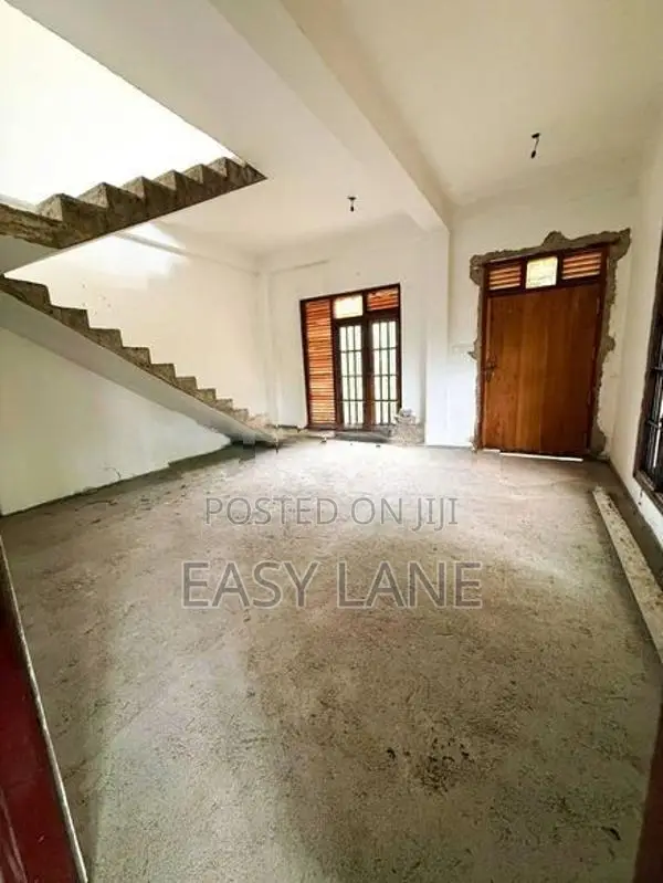 නිට්ටඹුවෙන් අඩක් නිමකළ දෙමහල් නිවසක්