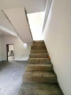 නිට්ටඹුවෙන් අඩක් නිමකළ දෙමහල් නිවසක්