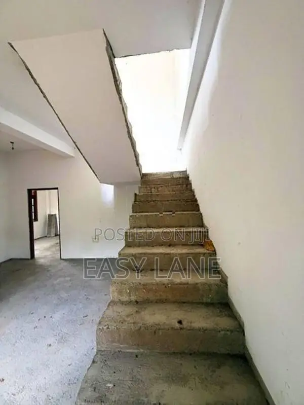 නිට්ටඹුවෙන් අඩක් නිමකළ දෙමහල් නිවසක්