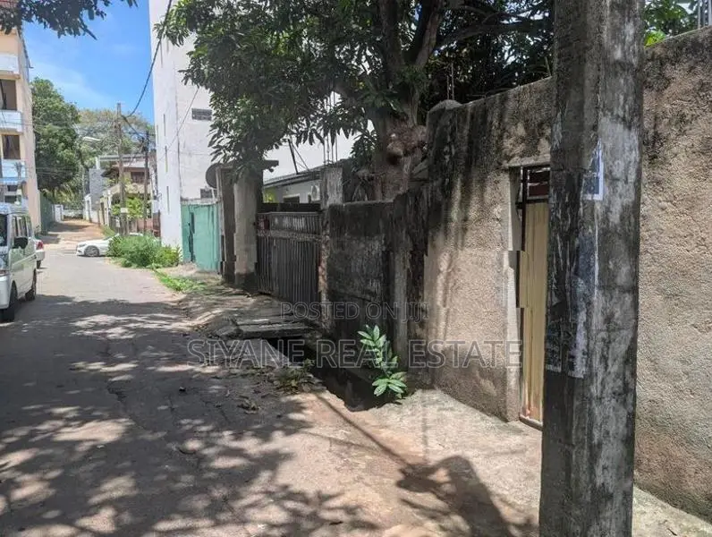 Land for Sale with A Colonial Style Single Storey House in Dehiwela