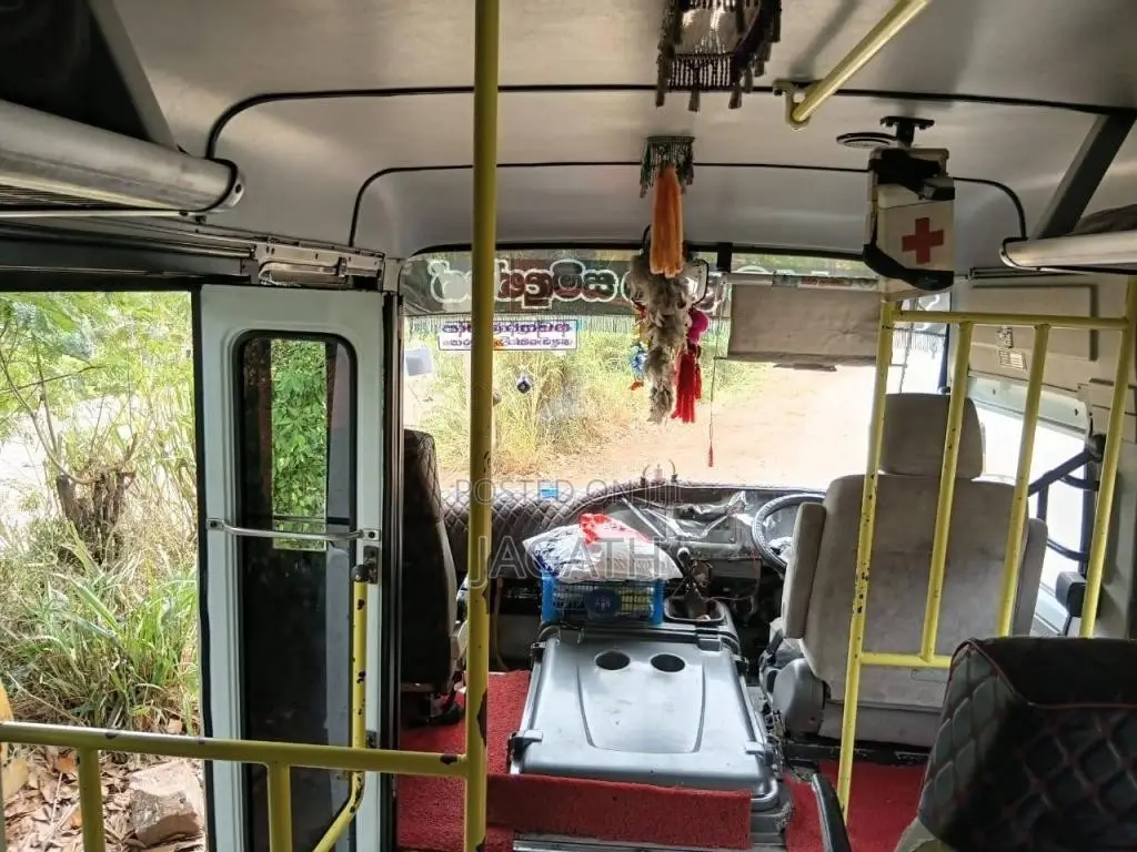 Eicher Skyline 2015 Bus (Used)