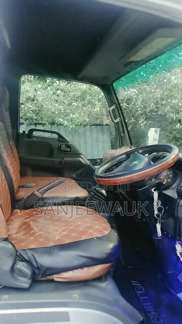 Isuzu NKR 2003 Lorry (Used)