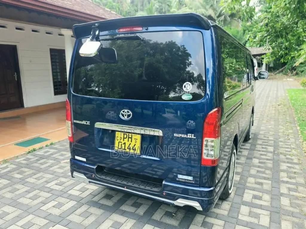 Toyota Kdh Super Gl 2011 Van (Used)