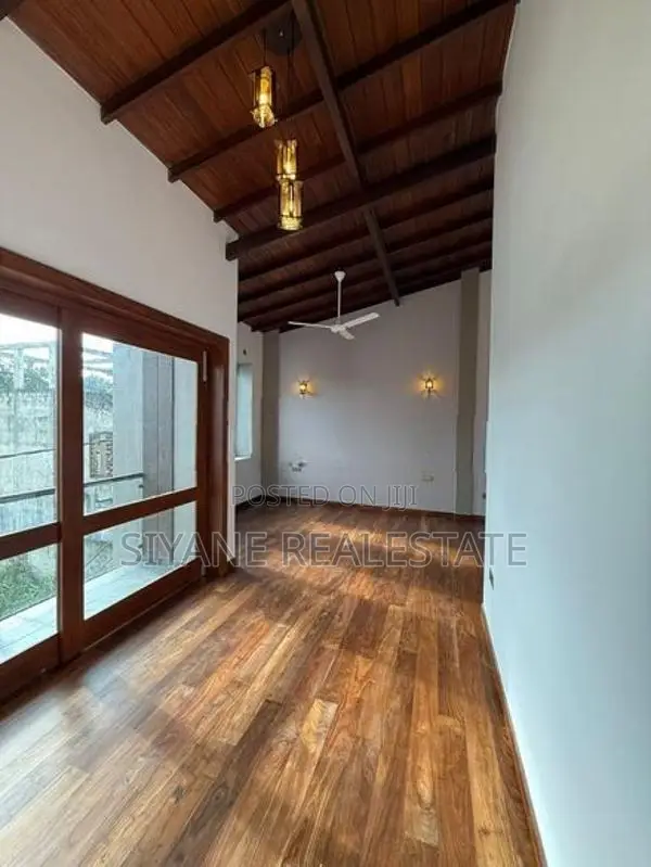 Brand New 4 Br Luxury Home in Thalawathugoda