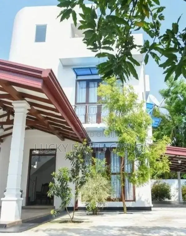 Battaramulla, Fully Furnished, 2 story, House With A Rooftop (MG1273)