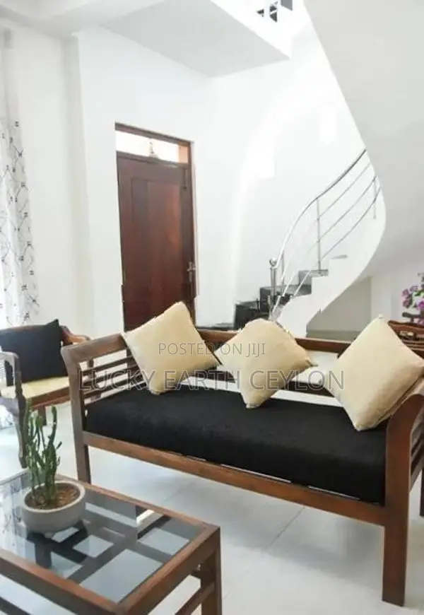 Battaramulla, Fully Furnished, 2 story, House With A Rooftop (MG1273)