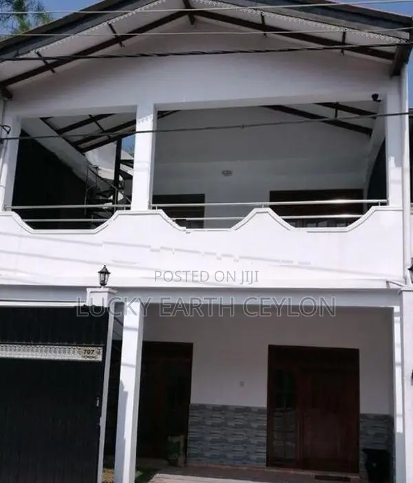 Battaramulla 3 Storey, Unfurnished House for Rent (MG1298)