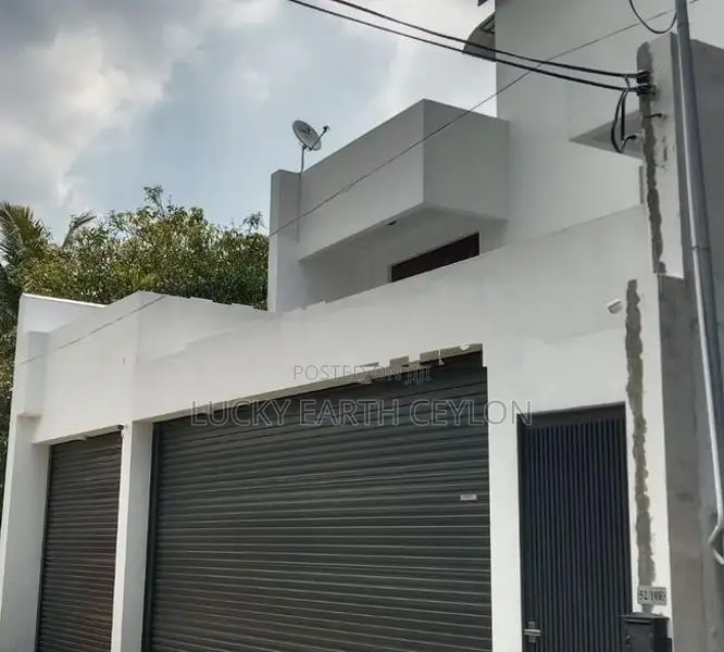 Battaramulla 3 Storey, Unfurnished House for Rent (MG1298)
