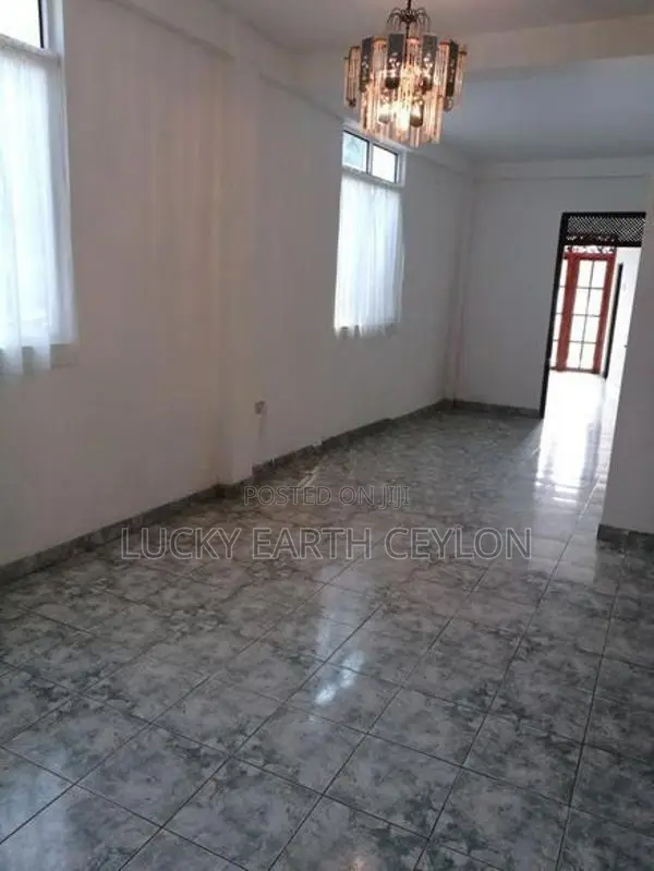 Battaramulla 3 Storey, Unfurnished House for Rent (MG1298)