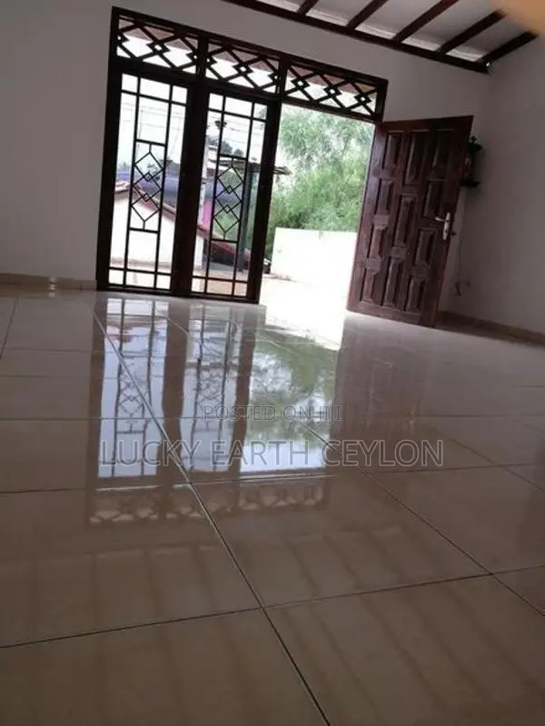 Battaramulla 3 Storey, Unfurnished House for Rent (MG1298)