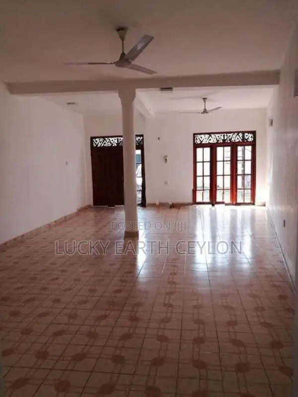 Battaramulla 3 Storey, Unfurnished House for Rent (MG1298)