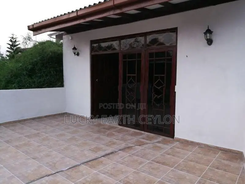 Battaramulla 3 Storey, Unfurnished House for Rent (MG1298)