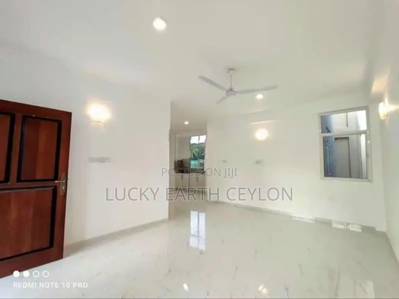 Battaramulla, Unfurnished, 3 Story House For Rent (MG1316)