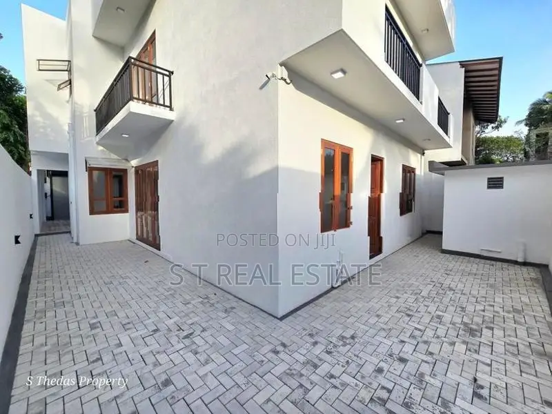 Brand New Luxury 3 Storey House for Sale in Piliyandala