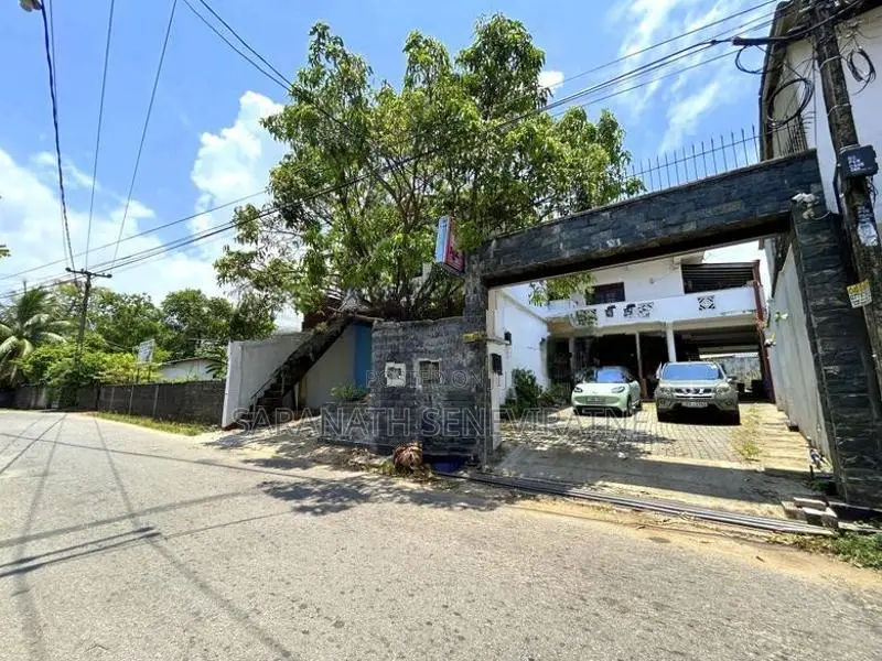 Luxury House in Boralesgamuwa With Business Space & Annex