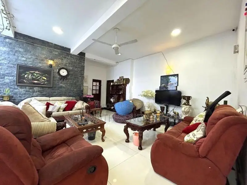 Luxury House in Boralesgamuwa With Business Space & Annex
