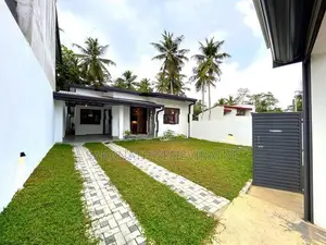 Brand-New House in Athurugiriya With 10 Perches Land Extent