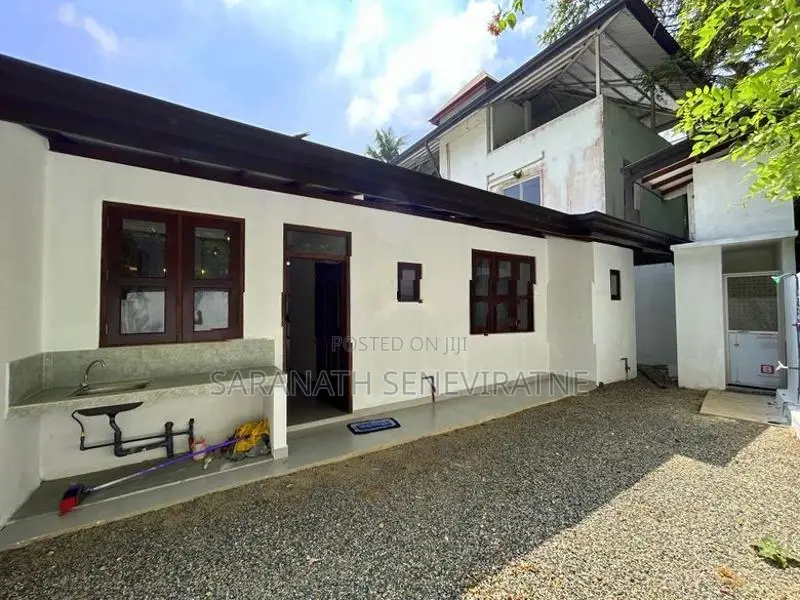 Brand-New House in Athurugiriya With 10 Perches Land Extent