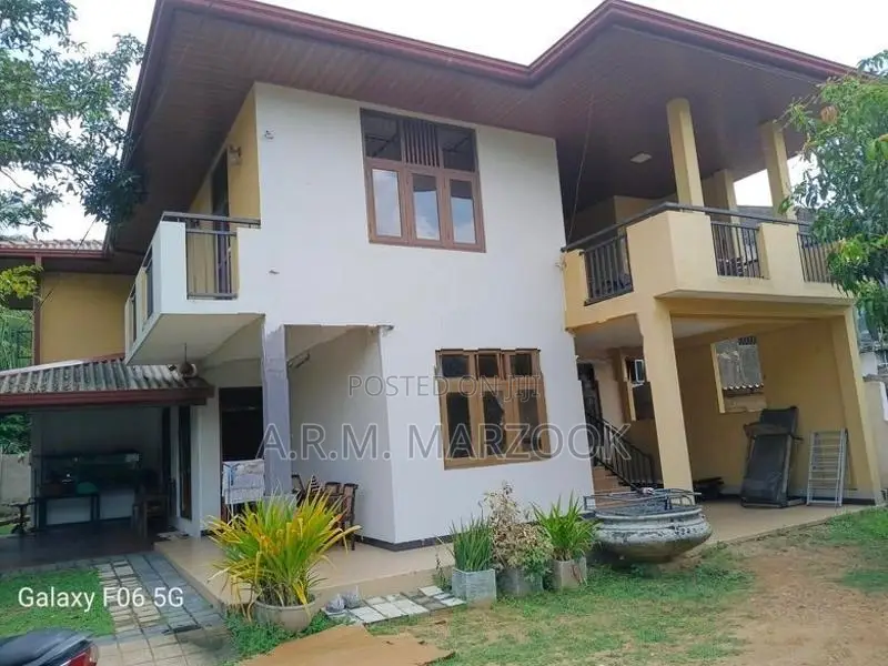 Piliyandala Suwarapola 5 Br and 3 Bath 2 Storied House on 15 P for Sal