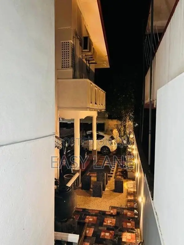 කොළඹ හයිලෙවල් පාරට මීටර් 100M අංගසම්පූර්ණ දෙමහල් නිවසක්