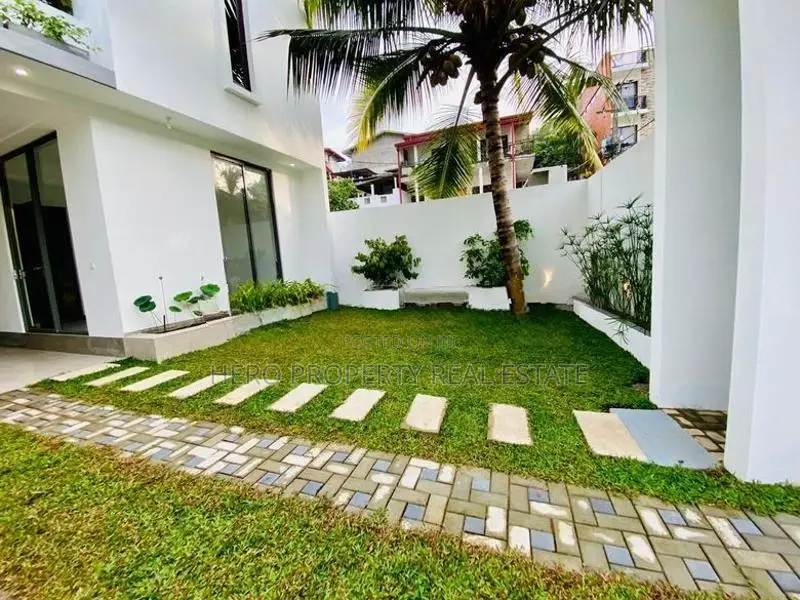 HJS121 - Luxury Super Quality Valuable House for Sale in Kadawatha