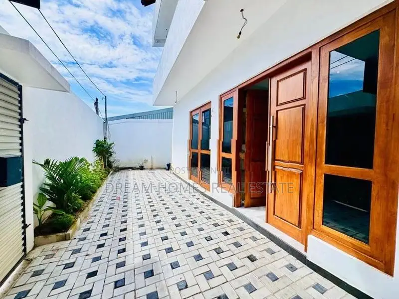 Brand New Luxury 3-Storey House for Sale Boralesgamuwa – Prime Locatio