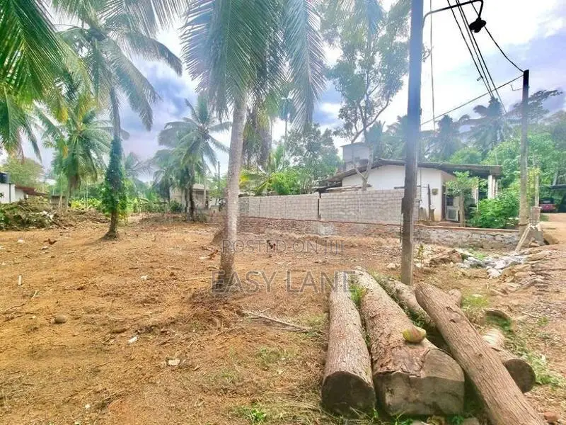 ගම්පහ, මල්වත්ත පාරෙන් වටිනා ඉඩමක්