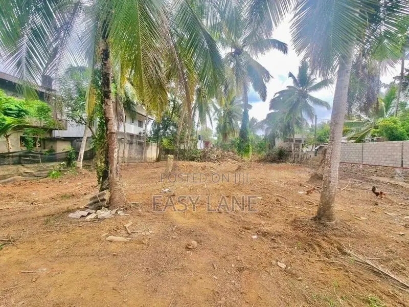 ගම්පහ, මල්වත්ත පාරෙන් වටිනා ඉඩමක්